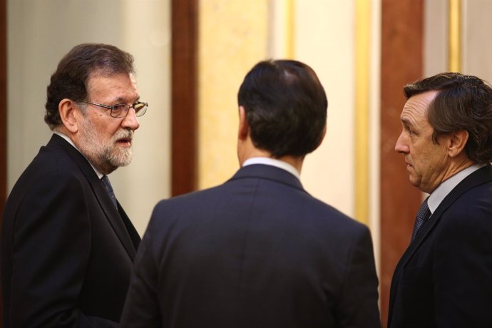 Rajoy, Fernando Martínez Maíllo y Rafael Hernando en los pasillos del Congreso