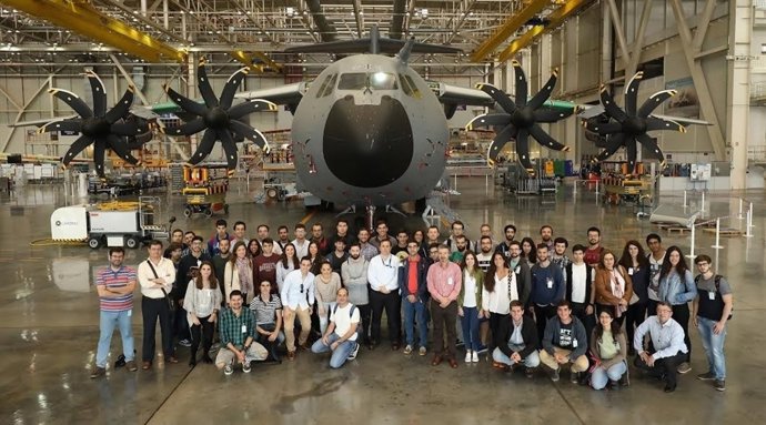 El grupo de alumnos junto a uno de los aviones