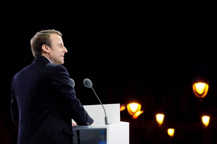 Emmanuel Macron habla en la explanada del Louvre