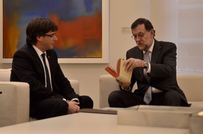 Mariano Rajoy recibe a Carles Puigdemont en la Moncloa