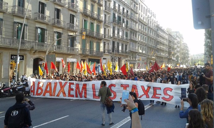 Estudiantes se manifiestan en Barcelona por la rebaja de tasas universitarias