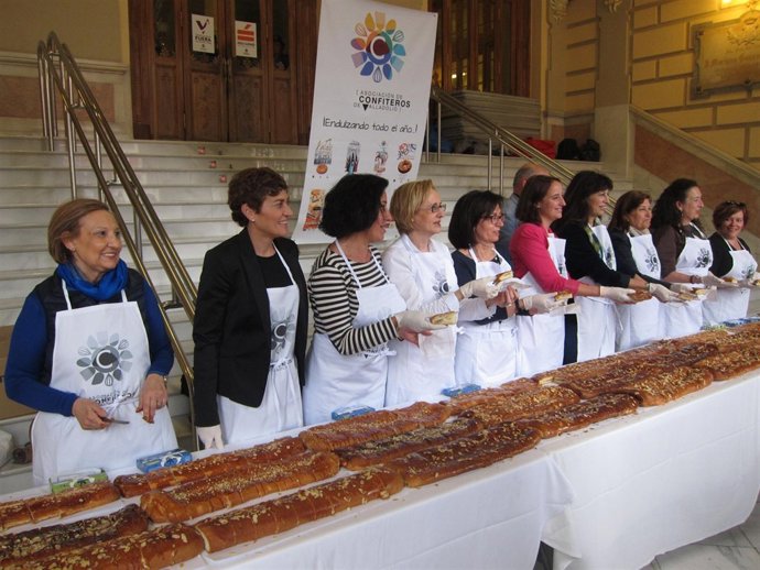 Valladolid.- Un momento del reparto del dulce.                               