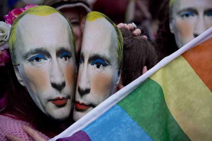 Mascaras de Putin en una protesta en favor de la comunidad LGTB