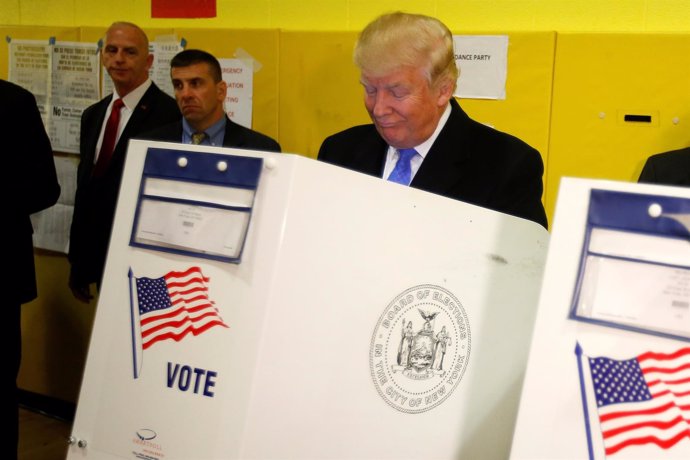 Donald Trump deposita su voto en Nueva York