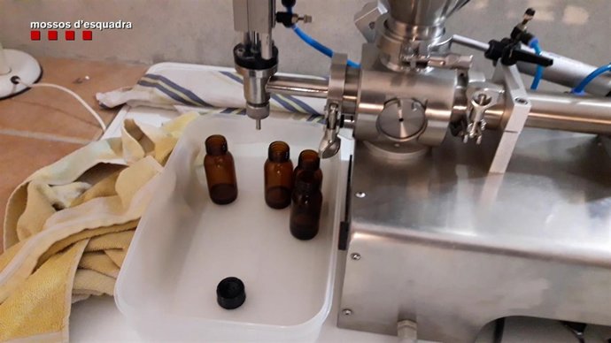 Medicamentos hechos con productos industriales decomisados por los Mossos