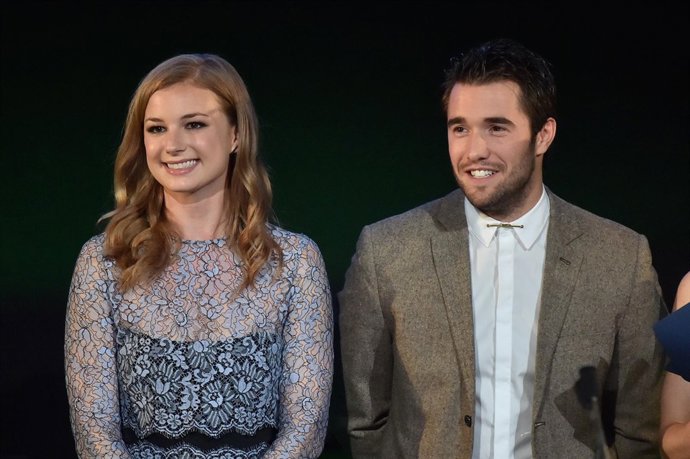 Emily VanCamp y Josh Bowman/Getty