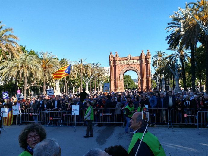 Centenars de persones es concentren davant el TSJC
