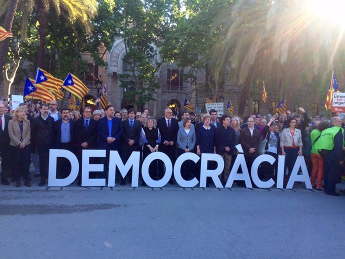 L.Corominas, R.Barrufet i una comitiva de polítics davant el TSJC