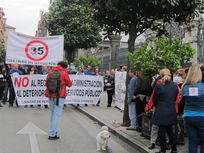 Funcionarios asturianos se concentran ante la Junta General    