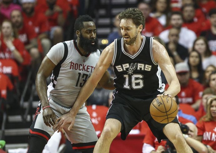 Pau Gasol (Spurs) y James Harden (Rockets)