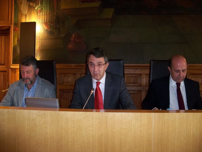 Martínez Majo, (centro) durante el pleno extraordinario