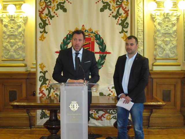 Óscar Puente junto al alcalde de Tarrasa, Jordi Ballart