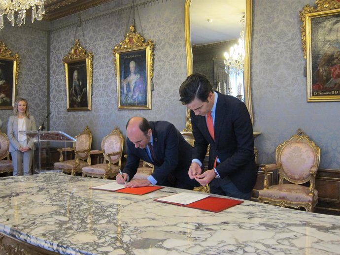 Manu Ayerdi y Pablo Zalba en la firma del convenio                         