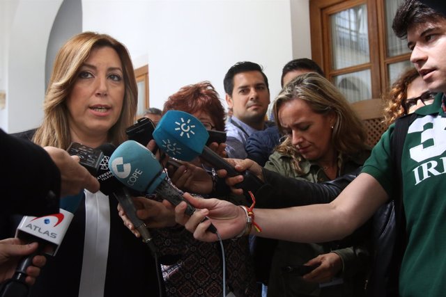 Susana Díaz atiende a los medios en los pasillos del Parlamento andaluz