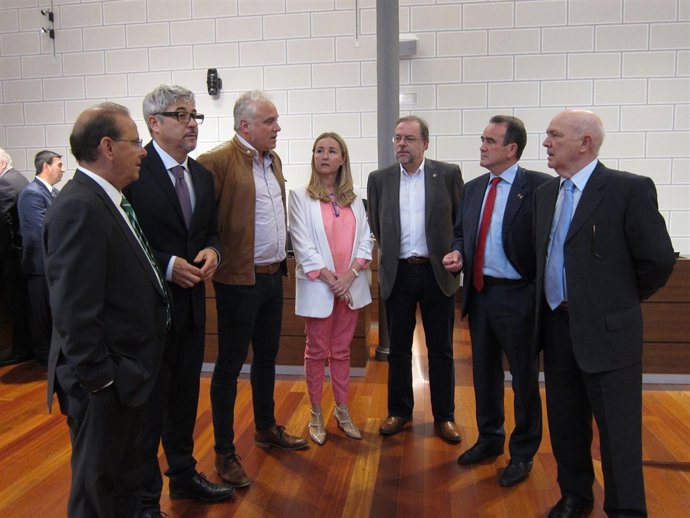 El presidente de la DPZ, junto a los seis portavoces de los grupos políticos