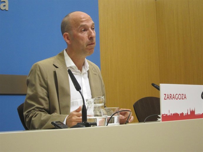 El portavoz de CHA, Carmelo Asensio, en rueda de prensa en el Ayuntamiento