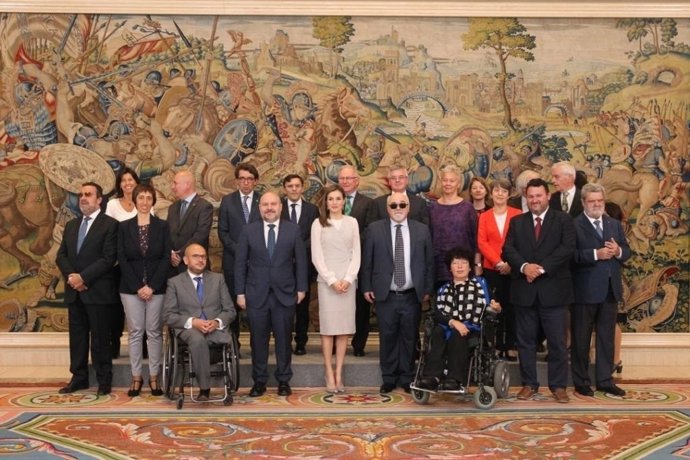 Foto de Familia del EDF y CERMI junto a la reina