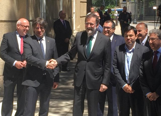 Presidentes C.Puigdemont y M.Rajoy antes de un almuerzo del Automobile