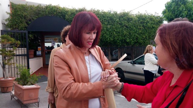 Micaela Navarro saluda a una militante del PSOE antes del encuentro 
