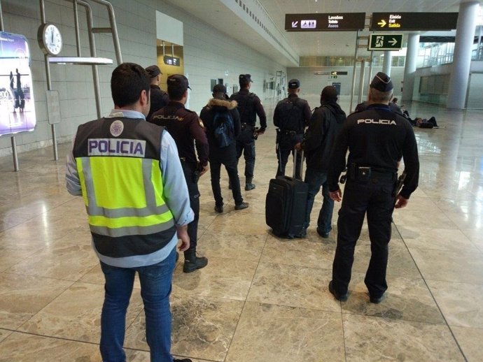 Los dos hombres detenidos tras aterrizar en Alicante-Elche