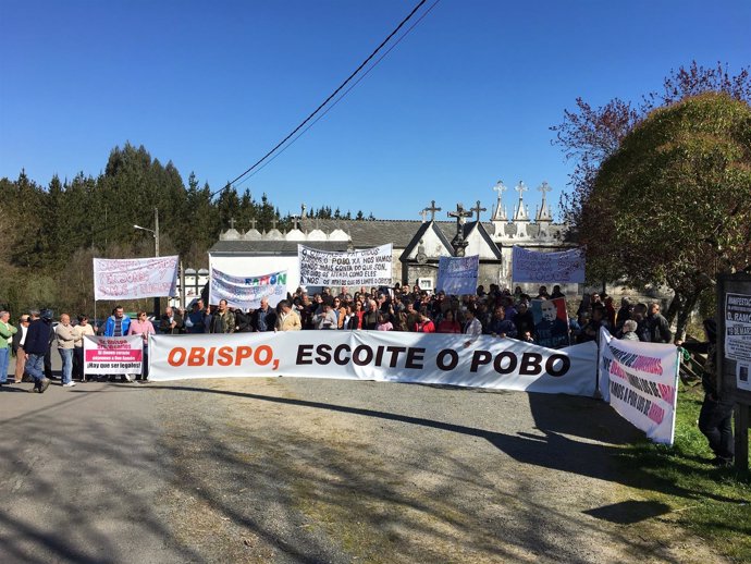 Manifestación contra el traslado del párroco a Quiroga