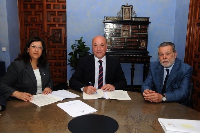 Antonio Ruiz (centro) durante la firma del convenio