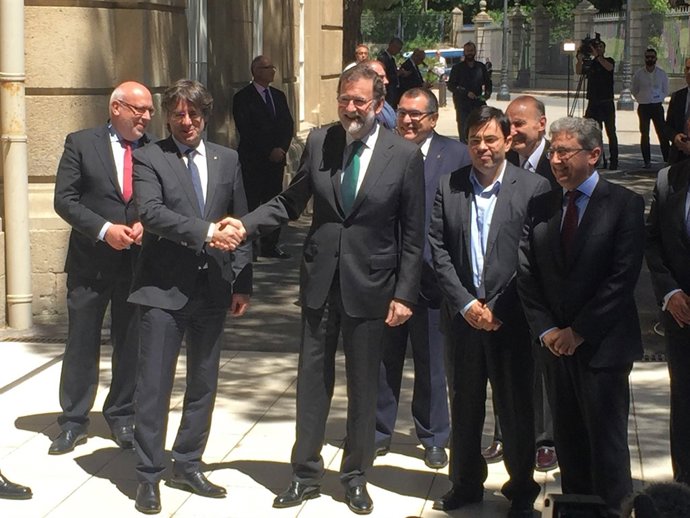 Presidents C.Puigdemont i M.Rajoy abans d'un esmorzar de l'Automobile