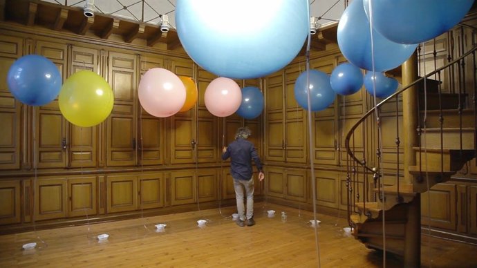 El artista desplegará una instalación de globos