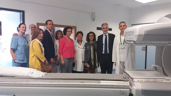 El consejero de Salud visita la nueva gammacámara del Hospital Torrecárdenas 