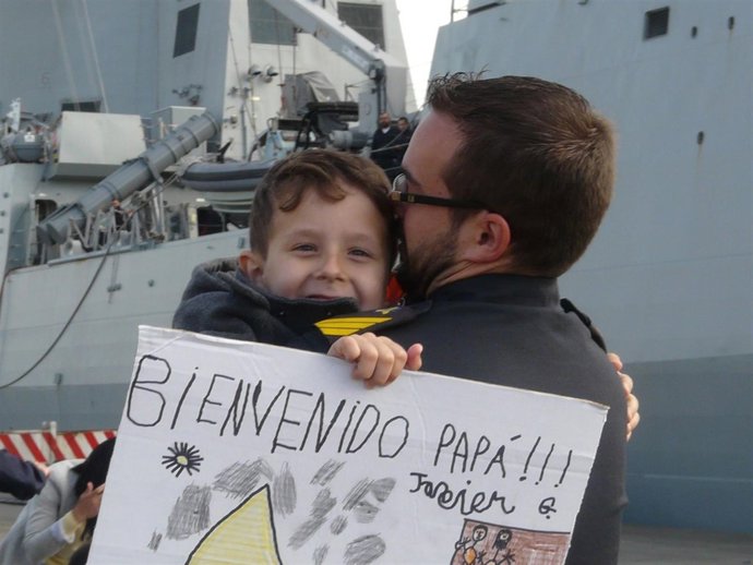 Militar saludando a su hijo al llegar a puerto