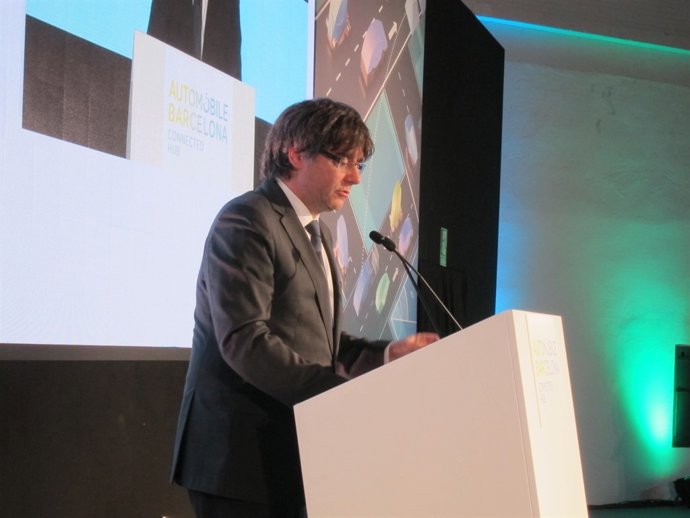 El pte.C.Puigdemont en el saló Automobile