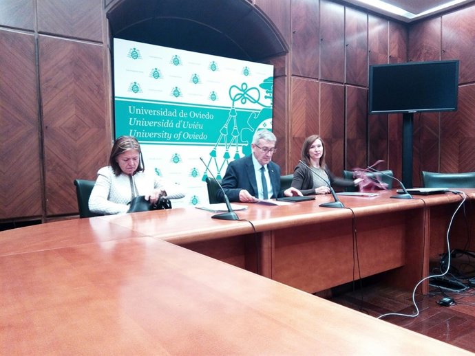 Santiago García Granda, en el centro