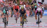 Caleb Ewan se estrena en el Giro al esprint en un final de 'photo finish'