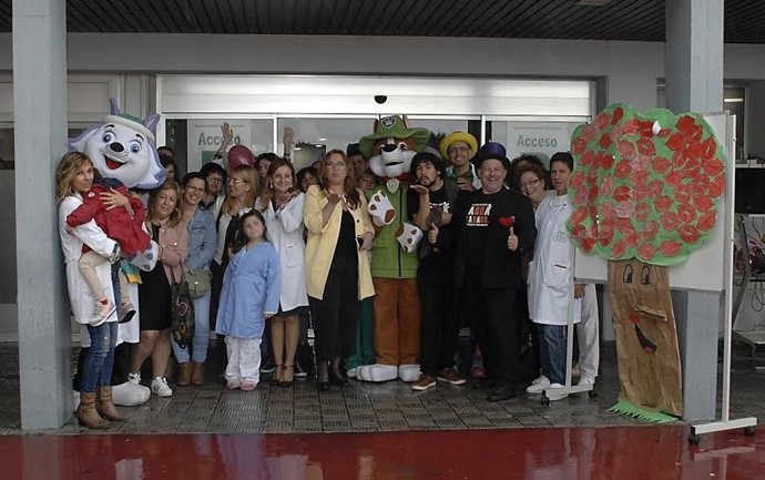 Luna (centro), niños, sanitarios y voluntarios durante la actividad
