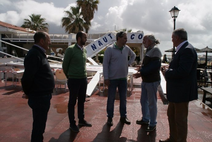 Alcalde de Cartaya y ediles visitan el Club Náutico Río Piedras tras el tornado.