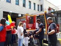 El Hospital Juan Ramón Jiménez celebra el Día del Niño Hospitalizado con el lanzamiento simbólico de besos