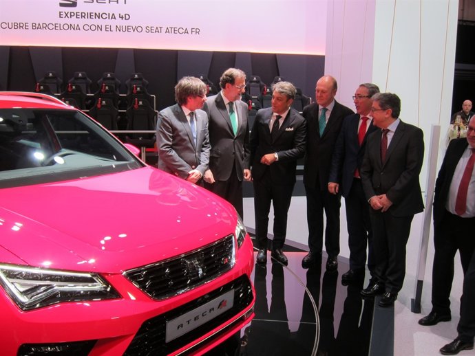 El pres. Mariano Rajoy i  Carles Puigdemont a l'estand de Seat en l'Automobile