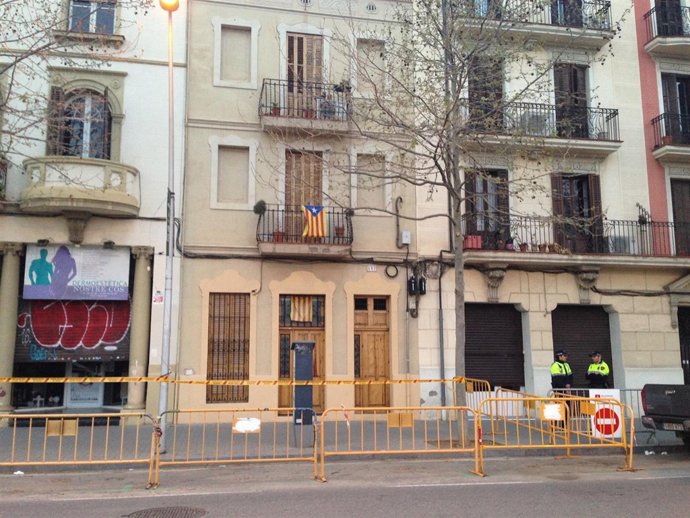 Las tres fincas del distrito de Sant Martí desalojadas, en la calle Llull