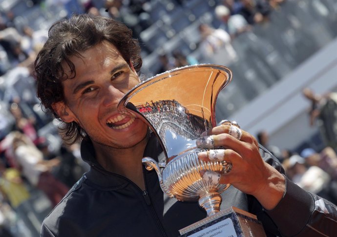 Rafa Nadal Con El Trofeo Del Masters 1.000 De Roma