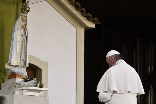 Multitud congregada en Fátima (Portugal) por la visita del Papa Francisco