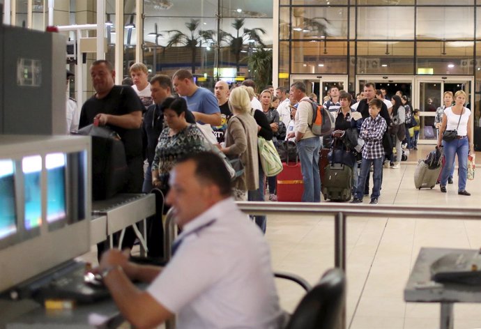 Turistas rusos hacen cola en el aeropuerto de Sharm el Sheij