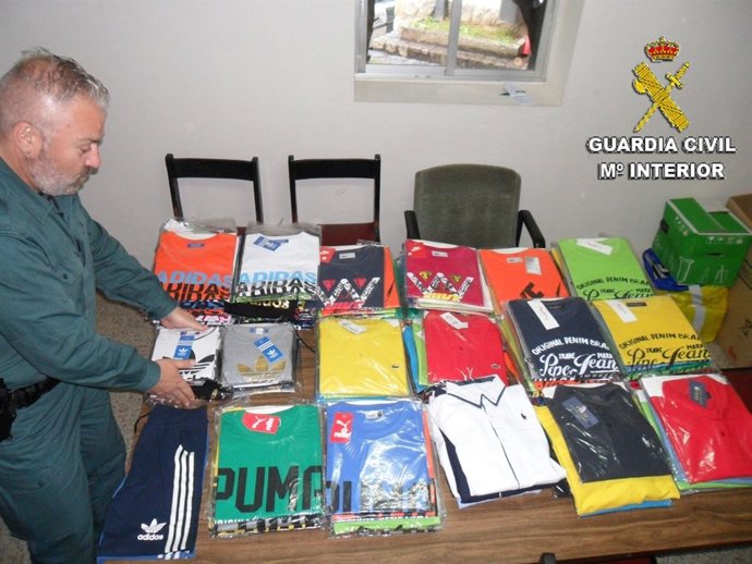 La Guardia Civil interviene ropa falsificada en Vilanova de Arousa