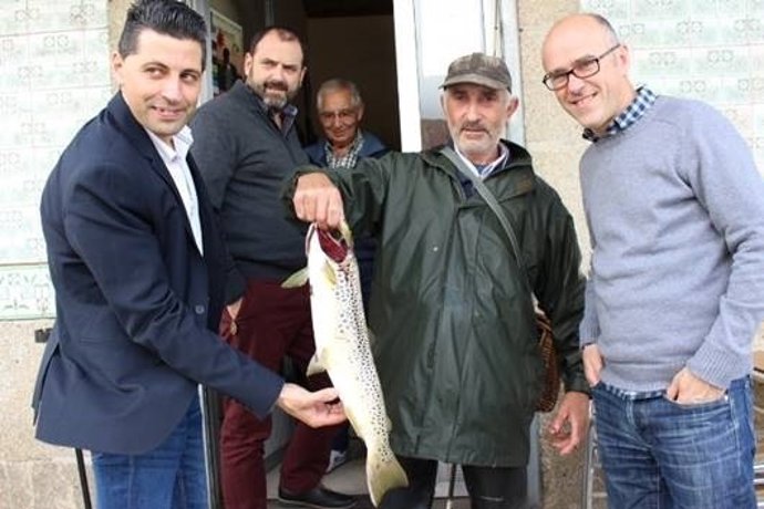 Un pescador captura una trucha de casi tres kilos en él Rio Verdugo.