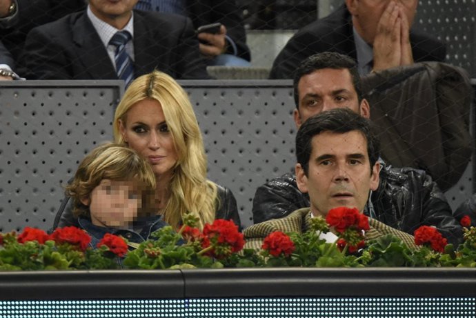 Carolina Cerezuela disfruta del tenis con su hijo./ Cordon Press