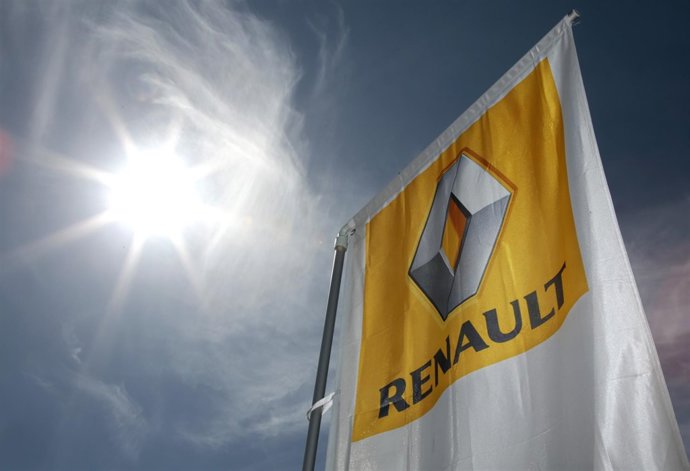 Logotipo de Renault junto a una planta en Niza