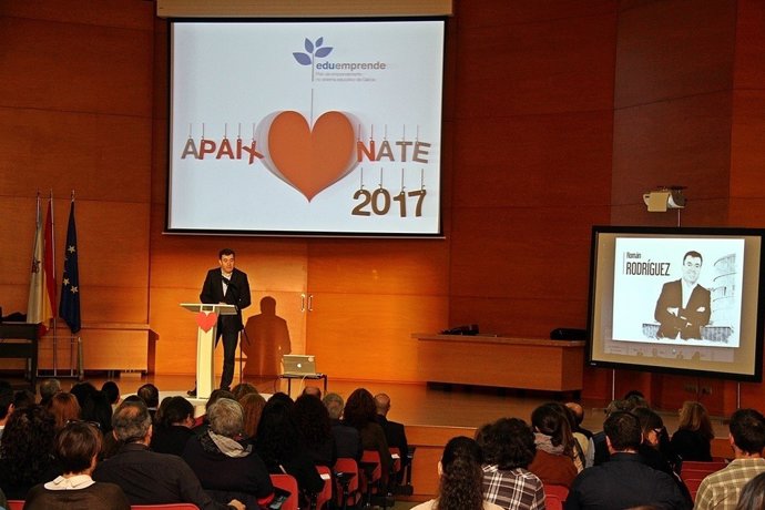 El conselleiro Román Rodríguez en un foro en Santiago