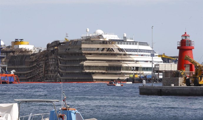Los restos del crucero Costa Concordia tras ser reflotado en la bahía de Giglio
