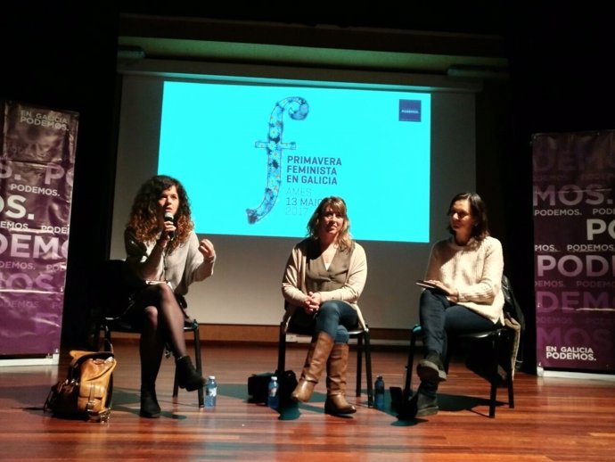 Sofía Castañón, Carmen Santos y Carolina Bescansa en un acto de Podemos