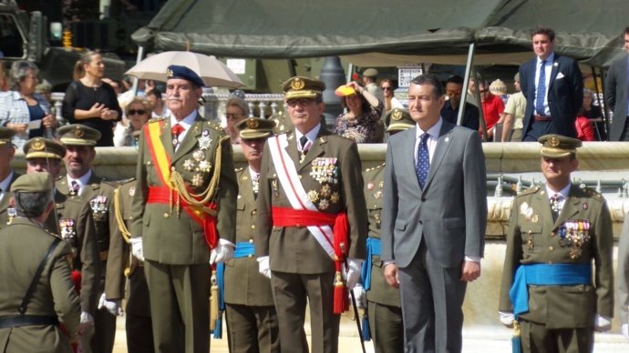 Antonio Sanz asiste a jura de bandera civil en Sevilla