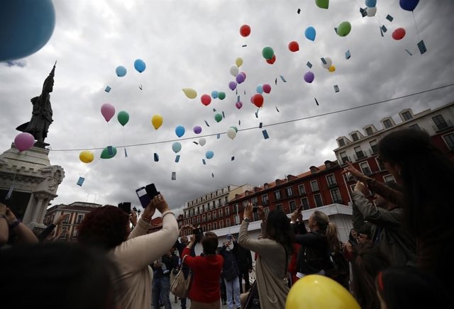 Imagen de la suelta de globos con cuentos